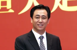 Fundador da Evergrande é condenado à prisão perpétua na China