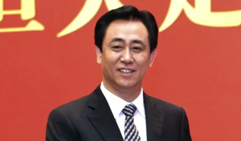 Fundador da Evergrande é condenado à prisão perpétua na China
