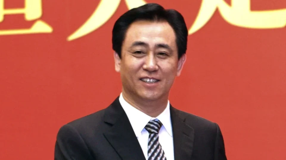 Fundador da Evergrande é condenado à prisão perpétua na China