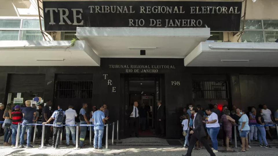 Crime muda rota das urnas: TRE-RJ transfere 66 locais de votação para proteger eleitores