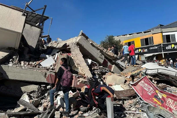 Colombianos buscam sobreviventes nos escombros após terremoto de 7,4