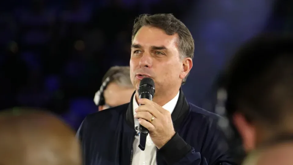 Flávio fica impedido de registrar candidatura após aparecer filiado a outro partido