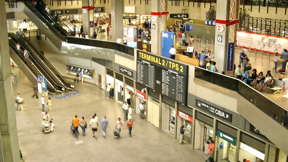 Drones interrompem voos em São Paulo e fecham aeroporto de Guarulhos por 30 minutos