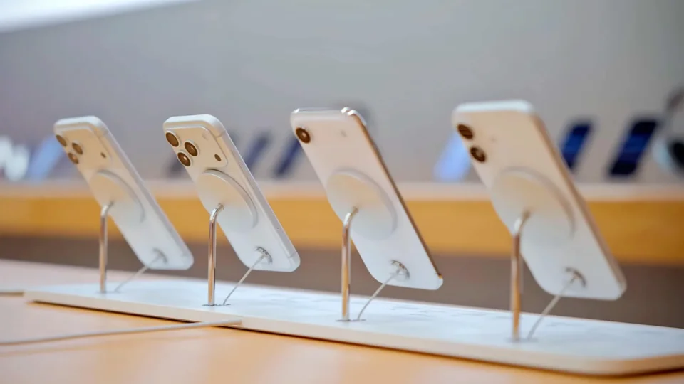 Apple lança iPhone 18 Pro Max em set e adia iPhone 18 tradicional