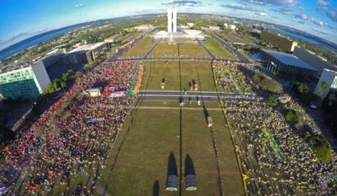Direita reúne 45% do eleitorado, enquanto esquerda soma 29%, aponta PoderData/Aya