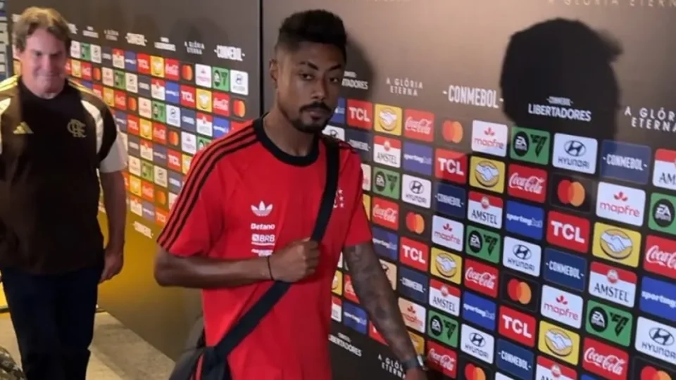 Flamengo: Bruno Henrique sofre entrada dura e acende debate do VAR