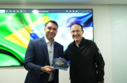 Flávio Bolsonaro se reúne com ministro de Bukele e defende mais prisões no Brasil