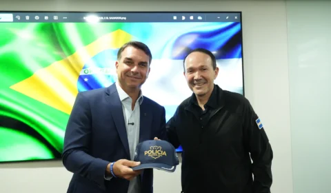 Flávio Bolsonaro se reúne com ministro de Bukele e defende mais prisões no Brasil