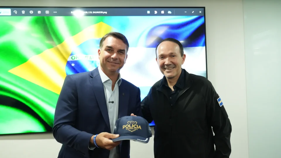 Flávio Bolsonaro se reúne com ministro de Bukele e defende mais prisões no Brasil