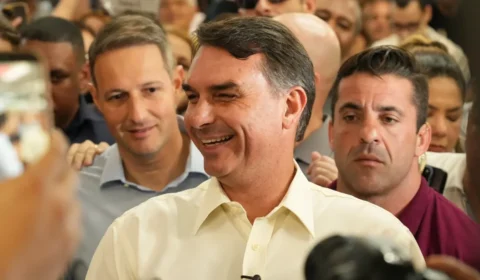 Flávio reage ao caso Dark Horse e tenta virar o foco para Lula: “Quem deve explicações é o PT”