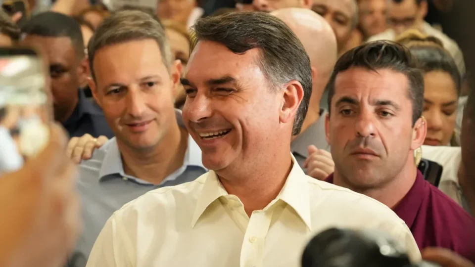 Flávio reage ao caso Dark Horse e tenta virar o foco para Lula: “Quem deve explicações é o PT”
