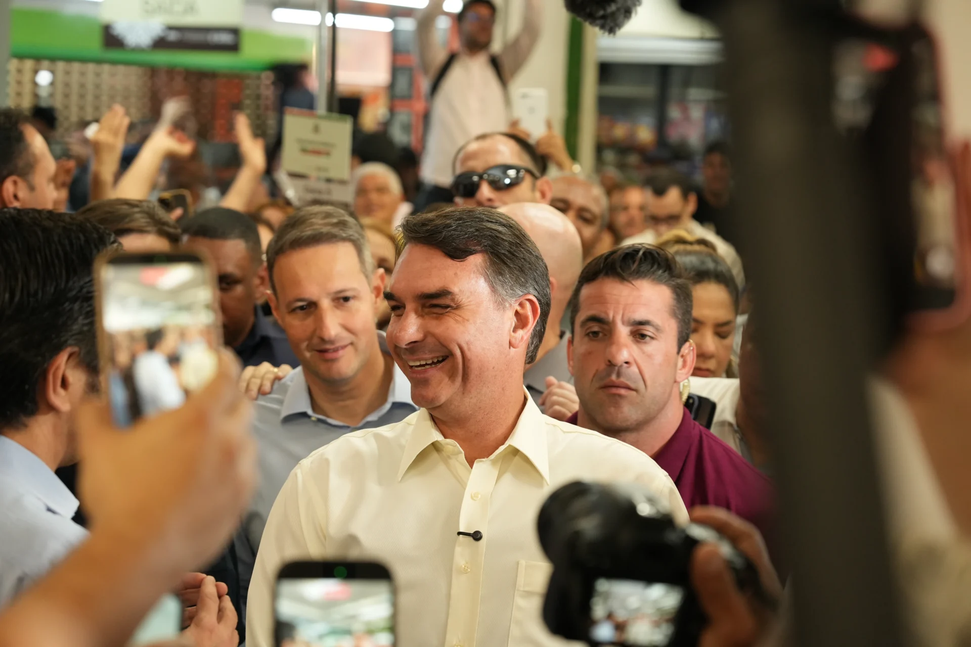 Flávio Bolsonaro (PL) durante ato de campanha em São Miguel Paulista, na zona leste de São Paulo. Foto: Charles Vieira/Divulgação
