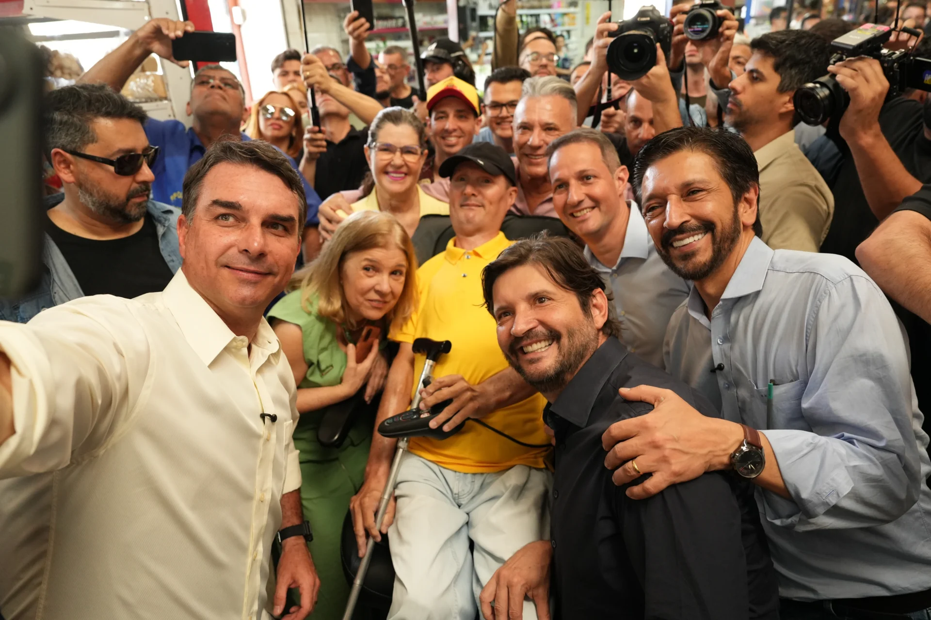 Flávio Bolsonaro (PL) e Ricardo Nunes (MDB) durante campanha em São Miguel Paulista, na zona leste de São Paulo. Flávio Bolsonaro (PL) durante ato de campanha em São Miguel Paulista, na zona leste de São Paulo. Foto: Charles Vieira/Divulgação