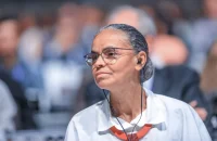 Homem tenta agredir Marina Silva durante ato de Haddad em SP