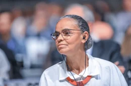 Homem tenta agredir Marina Silva durante ato de Haddad em SP