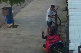 Entregador se ajoelha e implora para não ter bicicleta roubada durante assalto