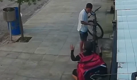 Entregador se ajoelha e implora para não ter bicicleta roubada durante assalto
