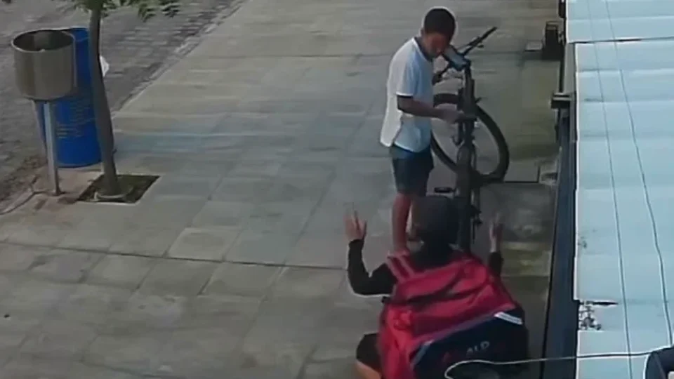 Entregador se ajoelha e implora para não ter bicicleta roubada durante assalto