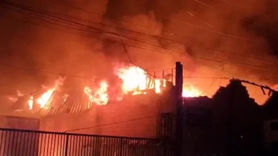 Incêndio de grandes proporções destrói parte de fábrica de eletrodomésticos em BH