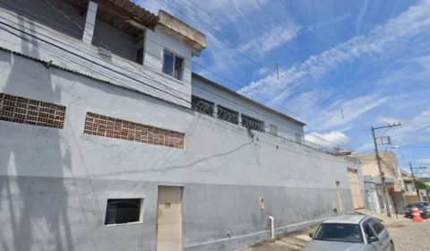 Fuga em massa: oito presos escapam de presídio em MG durante banho de sol