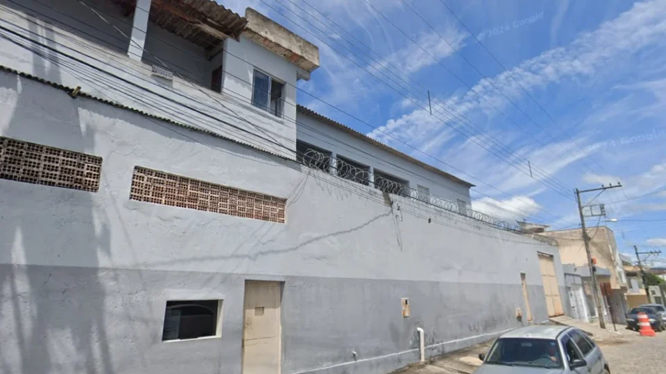Fuga em massa: oito presos escapam de presídio em MG durante banho de sol