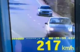 PRF flagra veículo a 217 km/h durante fiscalização na Grande BH