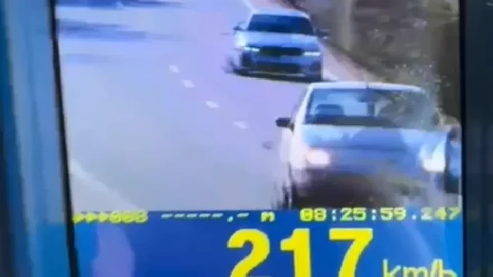 PRF flagra veículo a 217 km/h durante fiscalização na Grande BH