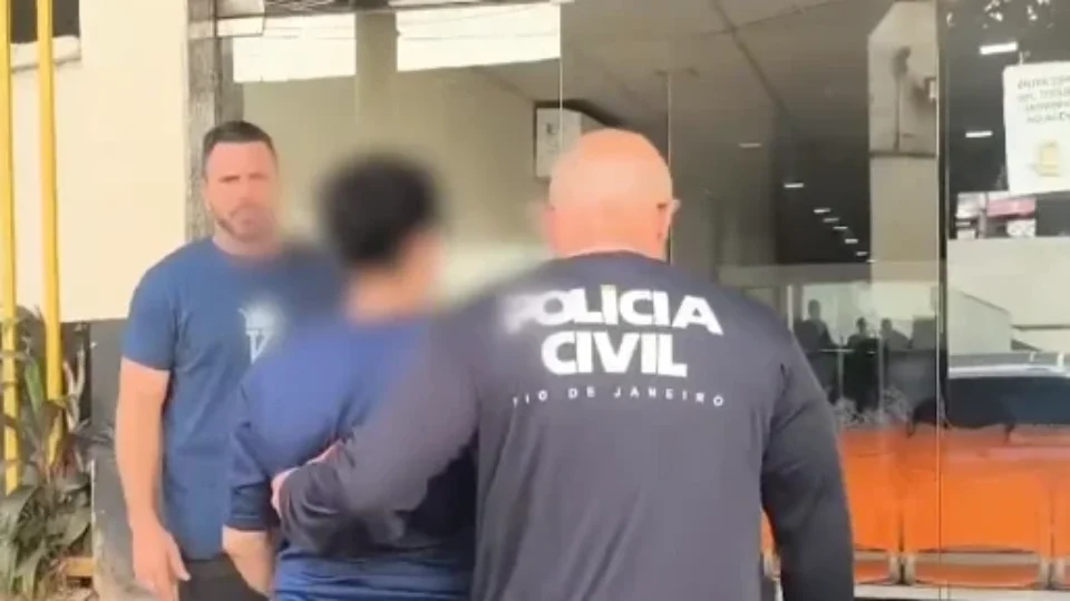 Mãe é presa após polícia encontrar adolescente em situação preocupante no RJ