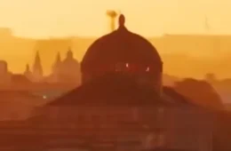 Céu fica laranja e encobre Teatro Amazonas durante manhã de forte calor em Manaus