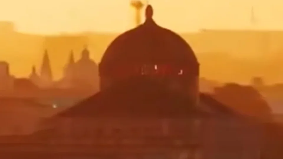 Céu fica laranja e encobre Teatro Amazonas durante manhã de forte calor em Manaus