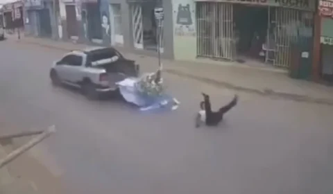 Homem cai de caminhonete junto com imagem de santa em MG