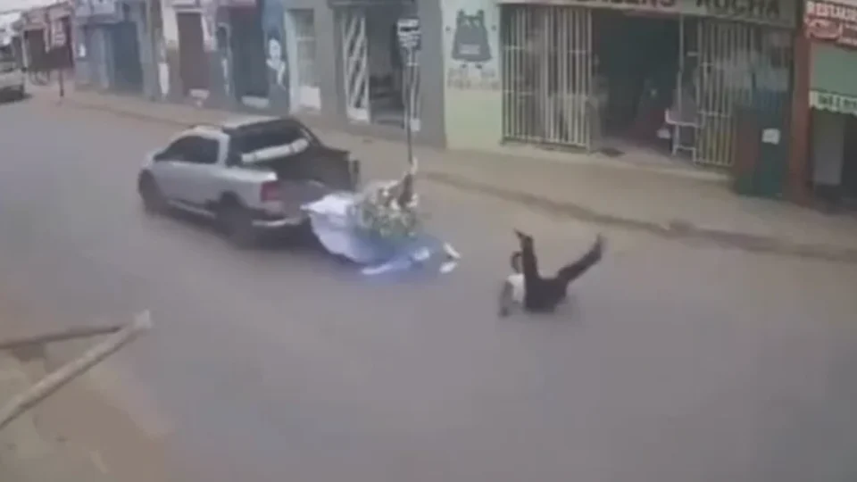 Homem cai de caminhonete junto com imagem de santa em MG