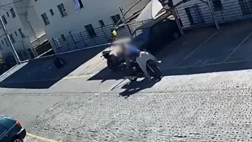 Mulher é suspeita de atropelar e agredir vizinho após discussão por cachorro em MG