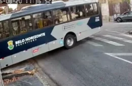 Ônibus perde o controle e invade terreno em BH