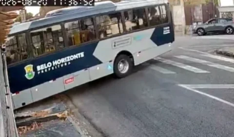 Ônibus perde o controle e invade terreno em BH