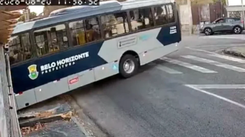 Ônibus perde o controle e invade terreno em BH