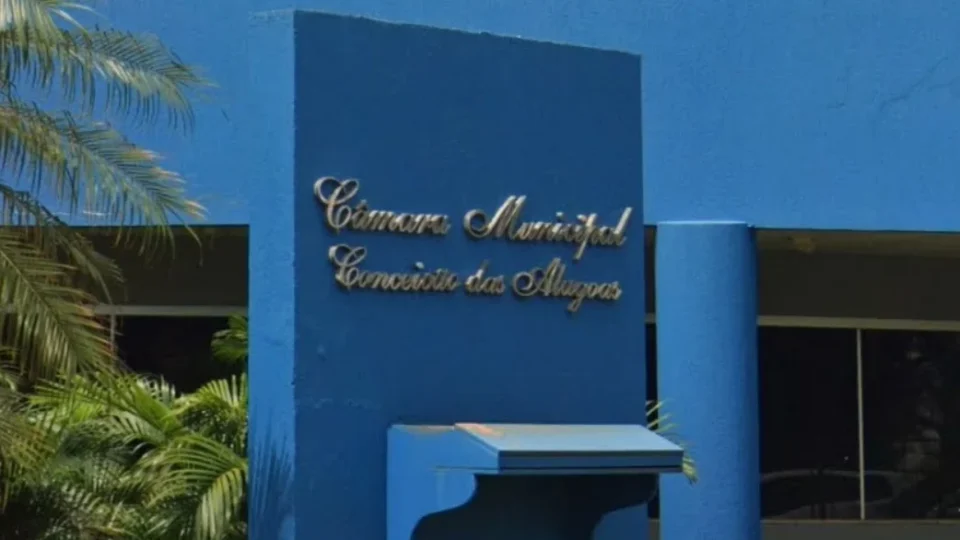 Justiça manda presidente de Câmara manter distância de servidora em MG