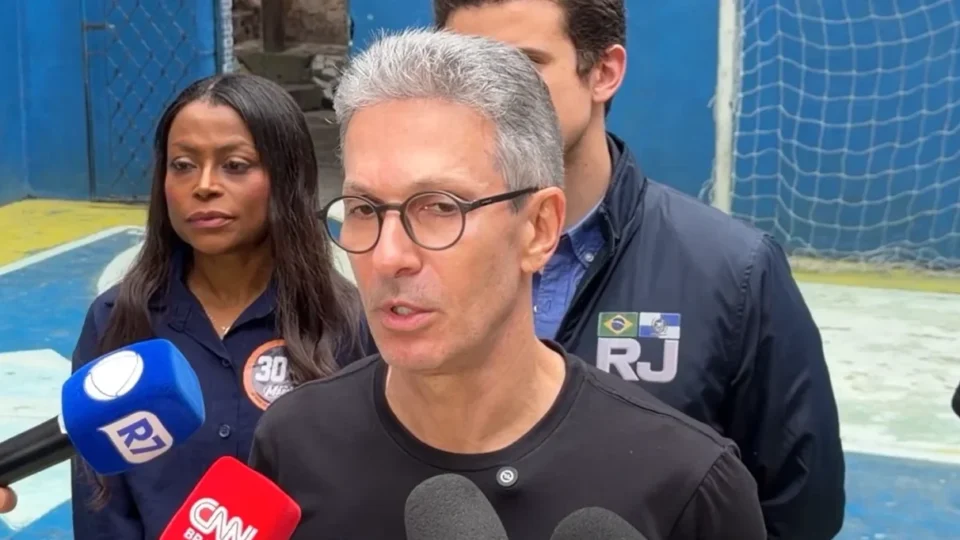 Zema visita favela pacificada e critica Lula: “Como ter segurança se o crime controla territórios?”