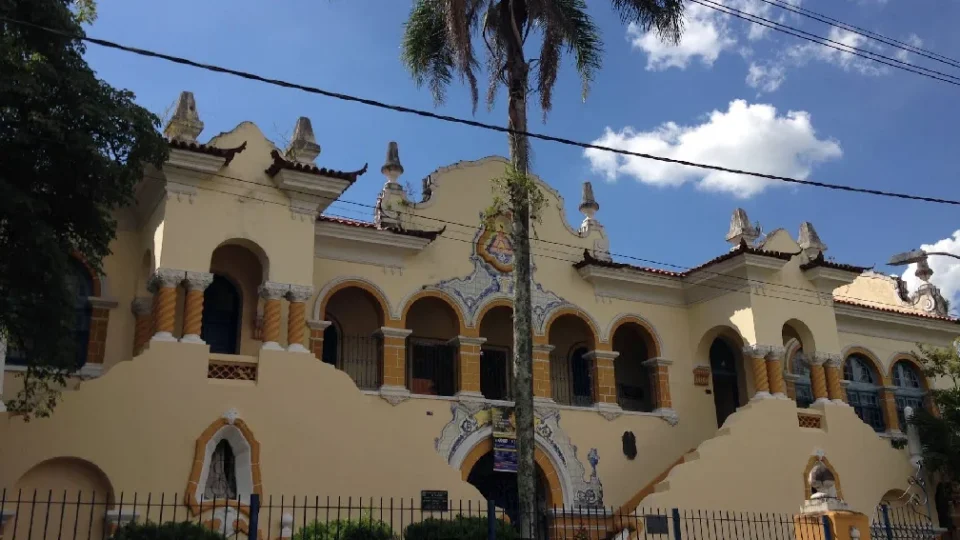 Diretora é suspeita de obrigar aluno de 10 anos a beber a própria urina em MG