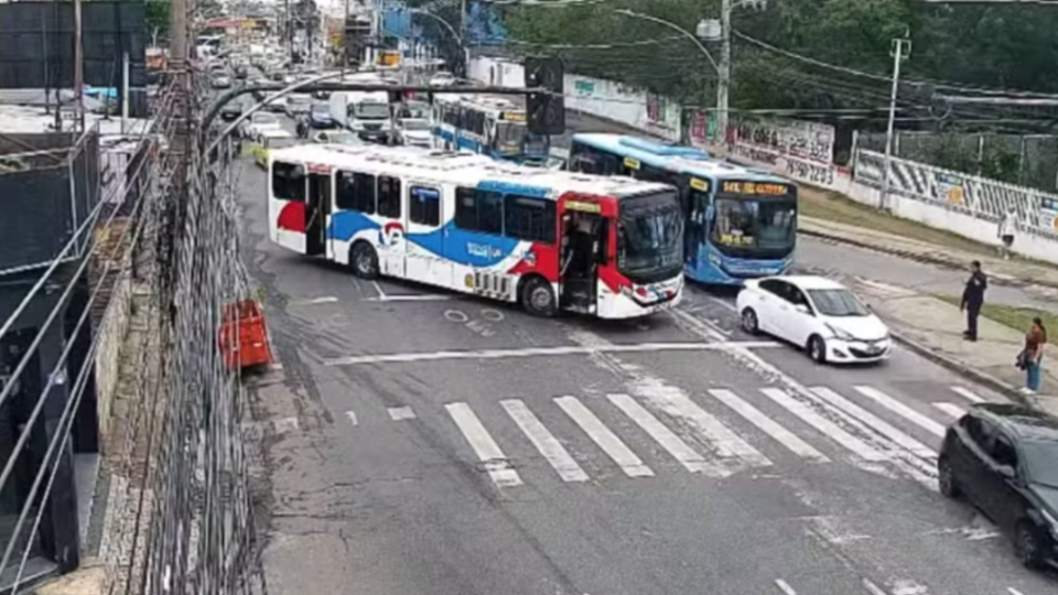 Criminosos sequestram ônibus e usam coletivos como barricadas na Zona Norte do Rio