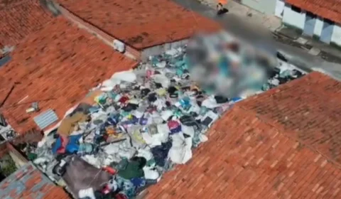 Casa que acumulava lixo até o telhado é demolida após retirada de 45 toneladas de resíduos em Teresina