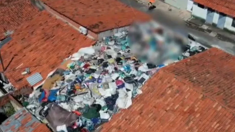 Casa que acumulava lixo até o telhado é demolida após retirada de 45 toneladas de resíduos em Teresina