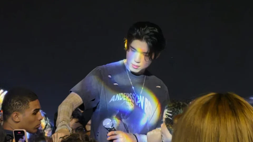 Gaho surpreende fãs ao deixar o palco e cantar no meio da plateia em Belém