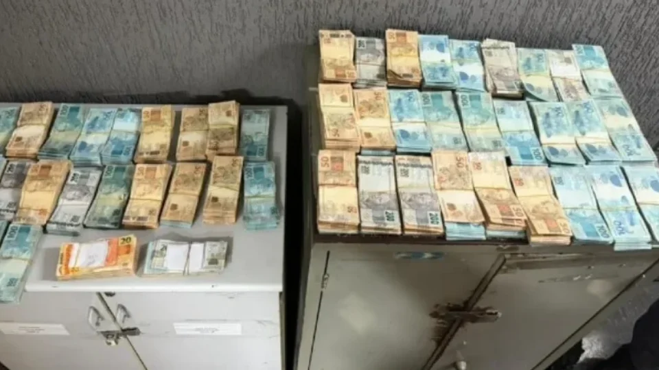 PM encontra quase R$ 500 mil escondidos em caixa de chocolates dentro de carro em SP