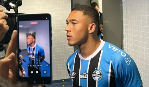 Carlos Vinícius vira alvo de disputa entre renovação e controle de gastos no Grêmio