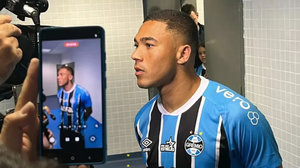 Carlos Vinícius vira alvo de disputa entre renovação e controle de gastos no Grêmio