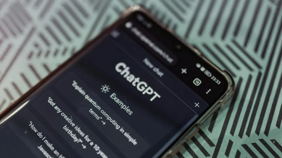 OpenAI cria ChatGPT para adolescentes com filtros, estudo e controle dos pais