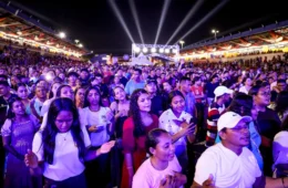 Coari encerra comemorações dos 94 anos com noite de fé, show de Anderson Freire e grande participação popular