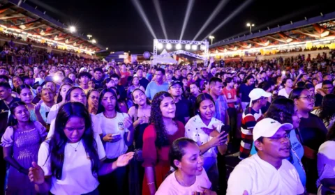 Coari encerra comemorações dos 94 anos com noite de fé, show de Anderson Freire e grande participação popular