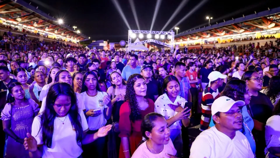 Coari encerra comemorações dos 94 anos com noite de fé, show de Anderson Freire e grande participação popular